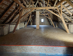 Zateplení stropu rodinného domu pomocí foukané izolace